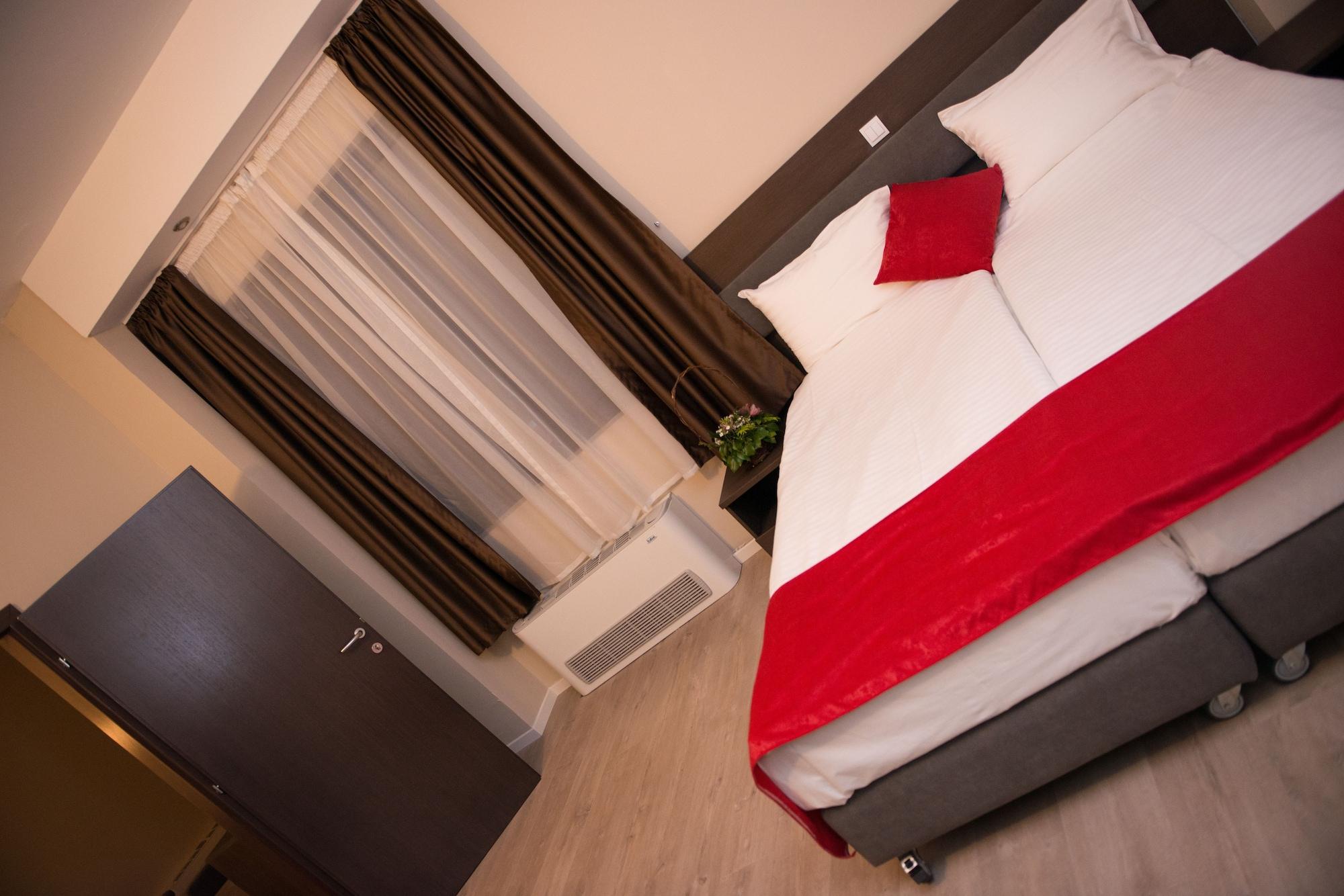 Opera House Hotel Skopje Bagian luar foto